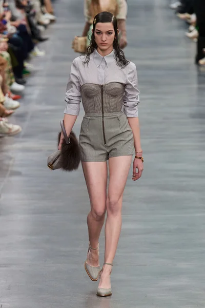 Look 19